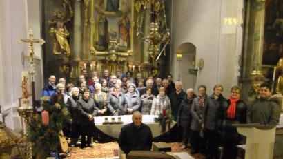 Bild: gm
Die Sänger des Adventskonzertes im Altarraum vereint als ein Sinnbild für ein friedliches Weihnachten.