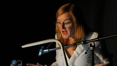 Bild: Gerhard Franz
Mit einer außergewöhnlichen Weihnachtslesung überrascht die Schauspielerin Nina Petri in der Stadtbibliothek Amberg.