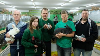 Bild: do
Nach den Beurteilungen durch die Prüfer präsentieren die Zuchtwarte um Josef Dötterl, Céline Plohmann, Wolfgang Dobmeier, Jonas Rupprecht und Jürgen Plohmann (von links) die mit Bestnoten ausgezeichneten Langohren und das wertvolle Federvieh.