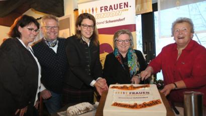 Bild: Hirsch
Vor 60 Jahren gründete Betty Forster die Frauen-Union in Schwandorf. Zum Jubiläum gab es eine "Geburtstagstorte".