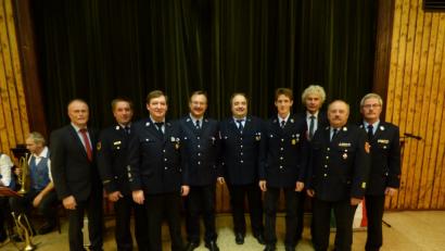 Bild: exb
Staatliche Ehrungen gab es für langjährige Aktive der Feuerwehren in der Marktgemeinde. Im Bild (von links) Bürgermeister Max Bindl, Robert Härtl, Hans Männer, Stefan Siller, Andreas Wurm, Landrat Wolfgang Lippert, Kreisbrandrat Andreas Wührl und Kreisbrandmeister Albert Fröhlich.