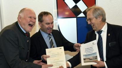 Bild: Petra Hartl
Sie haben viel Spaß. Bei einer Förderung von 1,5 Millionen Euro ist das aber auch verständlich. Wirtschaftsminister Hubert Aiwanger (Mitte) überbrachte die frohe Botschaft an Ursensollens Bürgermeister Franz Mädler (rechts) und dessen Stellvertreter Norbert Schmid.