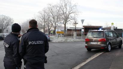 Bild: za
Am Schauplatz des Geschehens. Die Bluttat ist nicht lange her. Welche Informationen stimmen zu diesem Zeitpunkt und können verantwortungsvoll verbreitet werden?