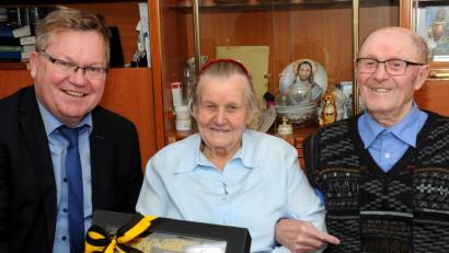 Bild: , Stephan Huber
Auch von der Stadt gibt es ein Geschenk zur Gnadenhochzeit: OB Michael Cerny übergibt dem Jubelpaar ein Präsent.