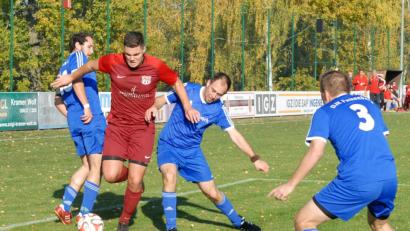 Bild: gb
Julian Schindler (Zweiter von links) ist nicht zu stoppen: Der Stürmer des TSV Waldershof netzte vor der Winterpause bereits 32 Mal ein.