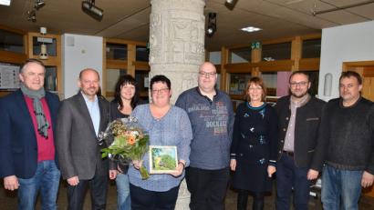 Bild: fjo
Josef Schmucker, Johannes Zeug und Ramona Stefinger (von links) sowie Josef Kleber, Markus Bauriedl und Margit Kirzinger (von rechts) verabschieden die langjährige Jugendbeauftragte Christine Wellert (mit Blumenstrauß).