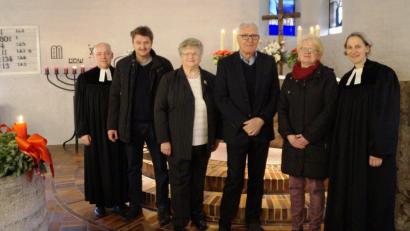 Bild: weu
Das Pfarrerehepaar Ruth und Norbert Schlinke verabschiedete Heidi Forster, Erich Schlicker, Annemarie Eibl, Georg Birner (von rechts) sowie Susanne Setzer und Dr. Ellen Deußer-Schuler (nicht im Bild) aus dem Kirchenvorstand.