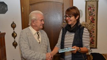 Bild: dob
Der 90-jährige Andreas Bauer wird von AWO-Vorsitzender Karin Gesierich für 25 Jahre Treue geehrt. Im nächsten Jahr kann bereits das 25-jährige Bestehen der AWO-Sozialstation gefeiert werden.