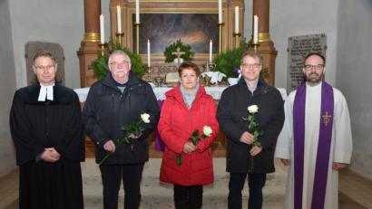 Bild: dob
Der evangelische Stadtpfarrer Dieter Schinke (links) verabschiedet mit Diakon Fabian Endruweit (rechts) Rudolf Großmann, Lore Marko und Jürgen Hilburger (von links) aus dem Kirchenvorstand.