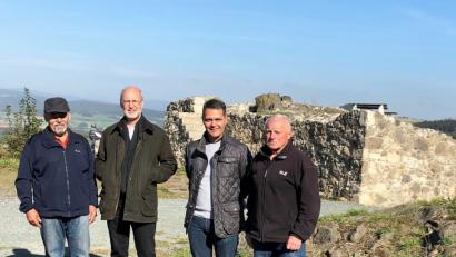Bild: hl
Franz Horn, Leonhard Zintl (von rechts) und Georg Wagner vom Heimat- und Kulturverein führen Diplomingenieur Raimund Karl (von links) auf der Burgruine zu den Baustellen des Jahres 2018.