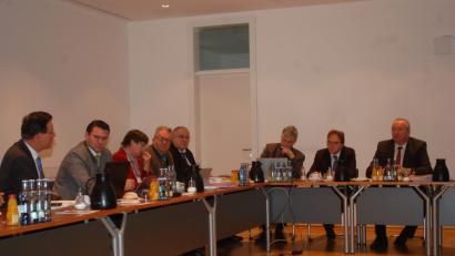 Bild: gib
Eine Diskussion entspann sich im Bezirksausschuss zwischen Bezirkstagspräsident Franz Löffler (rechts) und AfD-Bezirksrat Wolfgang Pöschl (links).