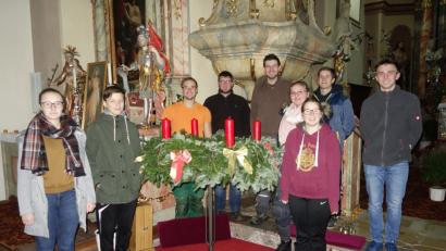 Bild: exb
Im Bild die Mitglieder der KLJB Beidl nach dem Adventkranz binden in der Kirche.