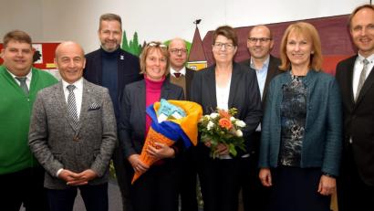 Bild: no
Bei der Einführung (von links): Bürgermeister Dieter Dehling, Personalrat Werner Winter, Elternbeiratsvorsitzender Matthias Wenkmann, Christine Ruoff, Pfarrer Thomas Schertel, Gabi Pirner, Ehemann Markus Rahm, Schulverbandsvorsitzende Brigitte Bachmann und Schulrat Stephan Tischer.