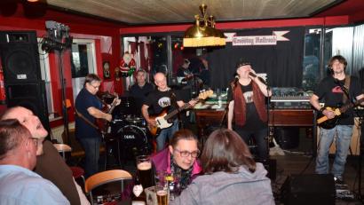 Bild: fjo
Mächtig ins Zeug legt sich das Quintett "Crossing Railroad" bei seinem ersten Auftritt in Waidhaus, sehr zur Freude des Publikums.