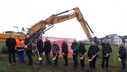 Bild: e
Zum symbolischen Spatenstich für die Untere Leite I versammeln sich die Verantwortlichen der Baufirma und der Gemeinde Kümmersbruck.