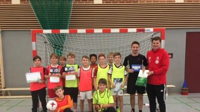 Bild: exb
Trainer des DFB fordern die Kemnather Realschüler in einem technikorientierten Training. Nach anspruchsvollen Übungen und motivierenden Spielformen gibt es für die jungen Kicker Urkunden.