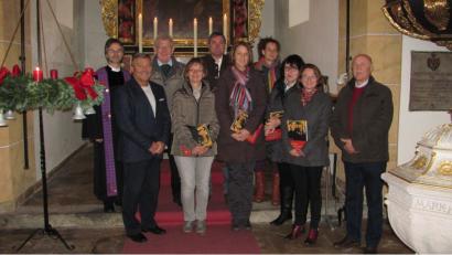 Bild: sei
Werner Geyer (Dritter von links) schied nach 30 Jahren aus dem Kirchenvorstand aus. Helmut Meißner (rechts) war seit 2006 im Amt, Herbert Steiner (Zweiter von links) seit 2012. Neu im Gremium sind Doris Borchardt (Zweite von rechts), Rosi Uschold (Dritte von rechts) und Elke Wiesner (Vierte von rechts). Wiedergewäht sind Helga Steiniger (Vierte von links) Harald Stengel (Mitte) und Annette Punzmann (Fünfte von rechts).