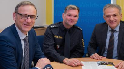 Bild: tr
Setzen auf eine starke Sicherheitswacht im PI-Zuständigkeitsbereich Waldsassen, von links: Bürgermeister Bernd Sommer, PI-Leiter Markus Damm und Bürgermeister Roland Grillmeier.