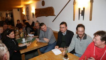 Bild: rw
Der neue Integrationslotse David Runschke (Bildmitte) soll die ehrenamtlichen Mitarbeiter der Asyl-Helferkreise im Landkreis Tirschenreuth koordinieren.