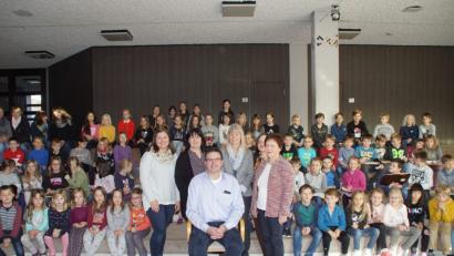 Bild: mmj
Empfang bei der Schulfamilie: Pfarrer Wolfgang Dietz nahm zu seinem 50. Geburtstag in der Aula die Glückwünsche der Schulkinder, von Rektorin Maria Pfistermeister (rechts), den Lehrkräften und Bürgermeisterin Birgit Höcherl (Zweite von links) entgegen.