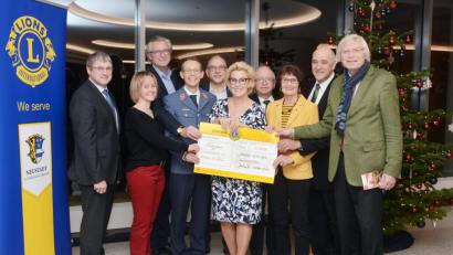 Bild: Gabi Schönberger
Über eine Spende von 10 000 Euro freuen sich der Förderverein für Schwerkranke und das Hospiz St. Felix. Das Geld stammt aus dem Erlös des Benefizkonzerts von Singing Witt in Neustadt/WN gemeinsam mit dem Lions Club Neustadt/WN-Lobkowitz. Den Scheck übergeben Stefanie Zühlke-Schmidt (Mitte, Singing Witt) und Christian Kick vom Lions Club (Zweiter von rechts).