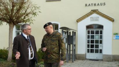 Bild: Portner
Bürgermeister Richard Tischler und Oberstleutnant Peer Papenbroock besprechen vorm Rathaus in Pfreimd den Ablauf des Verabschiedungsappells am Marktplatz.