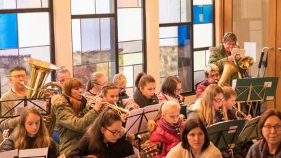 Bild: tkr
Im Seiteneingangsbereich hatte die Bläserklasse der Blaskapelle Teunz (Hintergrund) und davor die Gitarrengruppe des Musikateliers Heigl Platz gefunden.