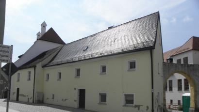 Bild: Wilhelm Amann
Das Landratsamt kündigte der Stadt an, dass es beabsichtigt, die Beschlüsse zum Verkauf des Hauses Am Obertor 9 (Bild) an Stadträtin Marion Schärtl zu beanstanden. Der Stadtrat will nun den Bescheid abwarten.