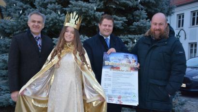 Bild: jr
Auf den Mitterteicher Weihnachtsmarkt freuen sich (von links) Bürgermeister Roland Grillmeier, Christkind Lara Zeitler, Gewerbefördervereins-Vorsitzender Stefan Grillmeier und sein Stellvertreter Holger Paschedag.