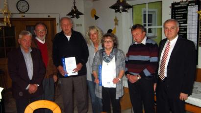 Bild: ak
Vorsitzender Georg Schroll ehrt Hermann Schmidt, Hermann Braun, Evelyn Schmidt, Petra Schmidt und Otto Köppl (von links) für ihre Treue zum VdK. Die Leistungen des Kulmainer Ortsverbandes würdigt Bürgermeister Günter Kopp (rechts).