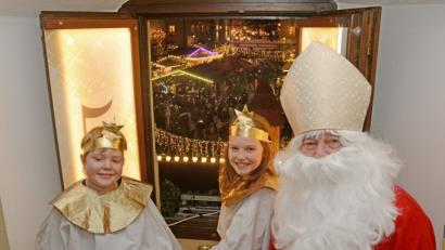 Bild: Gabi Schönberger
Engelchen Thomas Kammerer und Lea Stadler mit dem Niklaus im fünften Adventsfenster im Alten Rathaus.