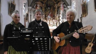 Bild: exb
Sie begeistern die Zuhörer am ersten Adventssonntag (von links): Resi Lorenz, Ulrike Schwab und Rita Gleißner.