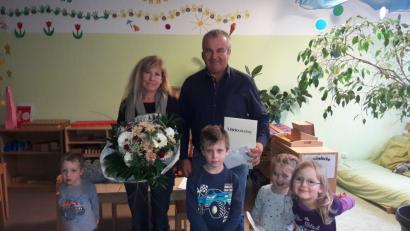 Bild: ral
Die Kinder und Bürgermeister Josef Deichl gratulieren Sonja Rojer (links) zu ihrem Dienstjubiläum.