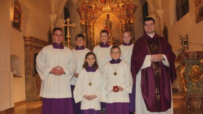 Bild: frd
Kaplan Florian Frohnhöfer (rechts) nahm die beiden neuen Ministranten (vorne Mitte) Magdalena Brenner und Fabian Götz auf und ermunterte sie, die Ministrantenplaketten immer voller Stolz zu tragen.