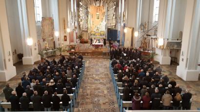 Bild: Christopher Dotzler
Rund 180 Polizeibeamte sorgten dafür, dass die Wallfahrtskirche in Schwandorf am Mittwoch gut gefüllt war.