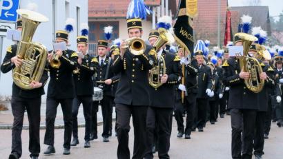 Bild: Hirsch
Die Bergmannskapelle des Wackersdorfer Knappenvereins führte den Festzug durch die Ortschaft an. Bei der Barbara-Feier erinnerte der Verein an die Bergbau-Tradition.