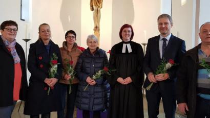 Bild: pjss
Karina Loße (links) verabschiedet sich aus dem Gremium. Den Kirchenvorstand der evangelischen Kirchengemeinde Tirschenreuth bilden nun Barbara Schattauer Züllich, Elisabeth Lauterbach, Frieda Pürner mit Pfarrerin Dr. Stefanie Schön, Sebastian Drechlser und Albrecht Kirchmann (von links).