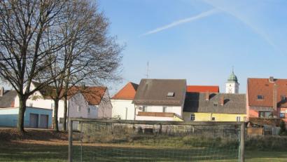 Bild: bl
Noch dient das Gelände als Bolzplatz, bald sollen Erwachsene hier auf dem geplanten Mehrgenerationenplatz an der Bürgermeister-Reichl-Straße in Bewegung kommen.