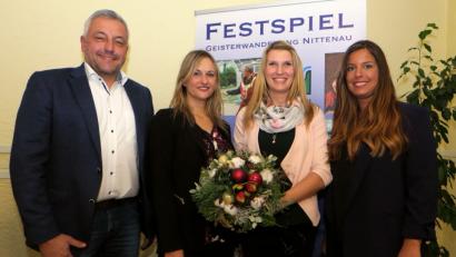 Bild: Hirsch
Geschäftsführer Joachim Häring (links) verlässt den Zweckverband des Oberpfälzer Seenlandes. Seine Nachfolgeriin ist Verena Danner (Zweite von links). Neu im Team ist Projektmanagerin Tanja Berschneider (Zweite von rechts). Den beiden assistiert Patricia Kohn (rechts).