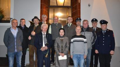 Bild: gi
Josef Steinberger (vorne, Vierter von links) feiert seinen 80. Geburtstag. Dazu gratulieren Frau Oanh, Bürgermeister Hermann Ach, Vereinsabordnungen sowie die Jagdhornbläser unter der Leitung von Eduard Forster.