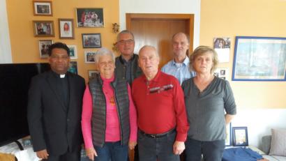 Bild: bnr
Viele Glückwünsche zu ihrem 80. Geburtstag konnte Anna Most entgegennehmen. Zu den Gratulanten gehörten (von links): Pater Georg, Bürgermeister Richard Tischler, Ehemann Johann, Schwiegersohn Ludwig und Tochter Brigitte.