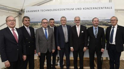 Bild: Petra Hartl
Dicke Zufriedenheit über den Neubau der Grammer-Zentrale bei allen Beteiligten (von links): Grammer-Vorstand Gérard Cordonnier, Regierungspräsident Axel Bartelt, stellvertretender Landrat Hans Kummert, Bauunternehmer Max Bögl, Grammer-Vorstand Harald Pretscher, Vorstandsvorsitzender Hartmut Müller, Wirtschaftsminister Hubert Aiwanger und Bürgermeister Franz Mädler.