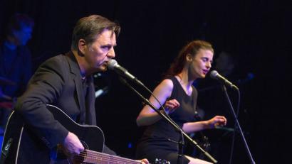 Bild: H. Dietz Fotografie/Theater Hof
Volker Ringe und Julia Leinweber schlüpften im Theater Hof in die Rollen von Johnny Cash und dessen Ehefrau June