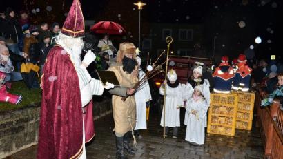 Bild: fjo
300 auf Kosten der Vereinsgemeinschaft angeschaffte Geschenkpäckchen verteilte der Nikolaus mit seinen Engeln beim Adventsmarkt.