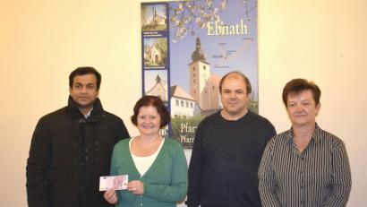 Bild: soj
Pfarrer Pater Anish George (v.li) freut sich über eine Spende von 500 Euro aus den Händen von Vorsitzenden Karin Kuhbandner, Chorleiter Martin Kopp und Kassiererin Margot Pürner.