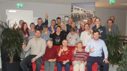 Bild: frd
„Daumen hoch“ für die neue Heimat in Oberviechtach: Bewohner und Gäste feiern das „Einjährige“ im neuen Haus in der Kastlstraße.