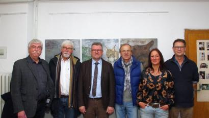 Bild: müb
Zur Eröffnung der Adventsausstellung der Gruppe 81 kommen (von links) Bernhard Müller, John Wendler, Bürgermeister Michael Göth, Werner Häusler, Uschi Brauner und Thomas Deisel.