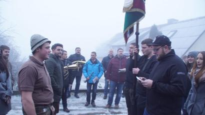 Bild: mmj
Dietersdorfs Burschenverein-Vorsitzender Andreas Bauer (rechts) bat Tobias Wiezorreck (links) von der Dorfjugend Stadlern um die Übernahme der Patenschaft.