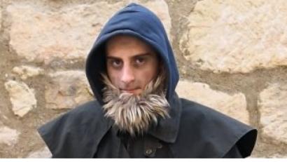 Bild: exb
Jakob Panzer als Knecht Ruprecht: Als Gefährte des heiligen Nikolaus’ trägt er einen schwarzen Mantel und einen dunklen Hut. Seine Sicherheitsschuhe passen zu dem düsteren Outfit. Ein rußverschmiertes Gesicht und ein Bart komplettieren die Verkleidung. Sack und Rute dürfen auch nicht fehlen, schließlich soll der meist unbeliebte Genosse des Heiligen den Kindern Angst einjagen. Das steht für den 16-Jährigen aber nicht im Vordergrund, sondern vielmehr der Spaß an der Sache.