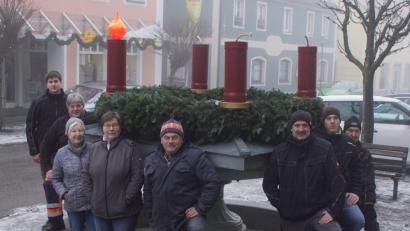 Bild: mmj
Die erste Kerze des überdimensionalen Adventskranzes brennt.